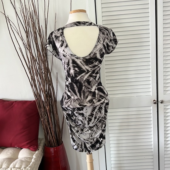 Guess form fitting dress - Picture 2 of 4
